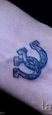 patkó tetoválás a csuklón - példa a képen - 07122015 - 2