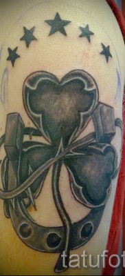 lóhere tetoválás patkóval - opció a 8. fotón