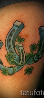 lóhere tetoválás patkóval - opció az 1. fotón