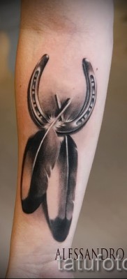 patkó tetoválás a csuklóján - példa a képen - 07122015 - 4