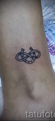 patkó tetoválás a csuklóján - példa a fotón - 07122015 - 3