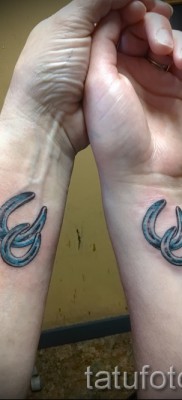 patkó tetoválás a csuklóján - példa a képen - 07122015 - 1
