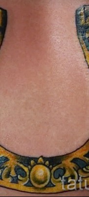 lóhere tetoválás patkóval - egy változat a fotón 9