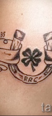 lóhere tetoválás patkóval - egy változat a fotón 8