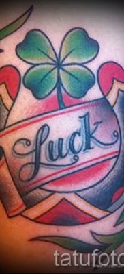felirat szerencsés és patkó tetoválás példában