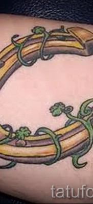 lóhere tetoválás patkóval - egy változat a fotón 5