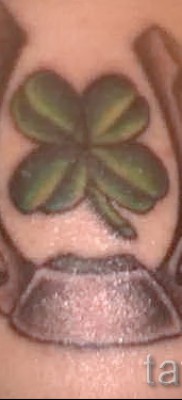 lóhere tetoválás patkóval - egy változat a fotón 4