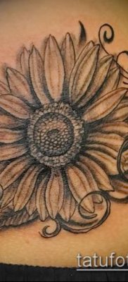 napraforgó tetoválás fotó (jelentése) - példa egy érdekes tetoválási rajzra - 005