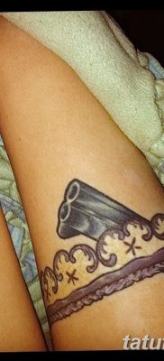 fotó harisnyakötő tetoválásról, kelt 2017. 03. 09. 151. szám - Harisnyakötő tetoválás -