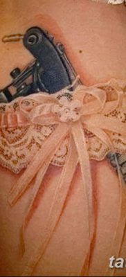 fotó harisnyakötő tetoválásról, kelt 2017. 03. 09. 195. szám - Harisnyakötő tetoválás -