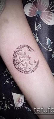 fotó a félhold tetoválásról (jelentése) - egy példa egy érdekes tetoválásra - 043