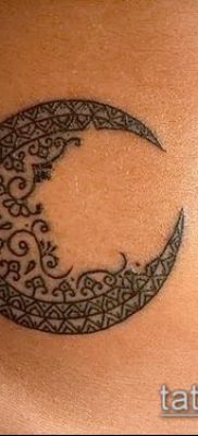 fotó a félhold tetoválásról (jelentése) - egy példa egy érdekes tetoválási tervre - 037