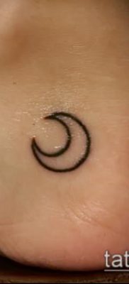 fotó a félhold tetoválásról (jelentése) - egy példa egy érdekes tetoválási tervre - 030