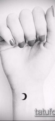 fotó a félhold tetoválásról (jelentése) - példa egy érdekes tetoválási tervre - 029