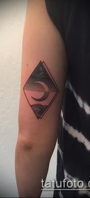 fotó egy félhold tetoválásról (jelentése) - egy példa egy érdekes tetoválási tervre - 028