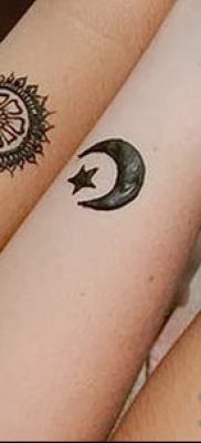 fotó a félhold tetoválásról (jelentése) - példa egy érdekes tetoválási tervre - 022
