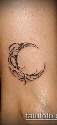 fotó a félhold tetoválásról (jelentése) - példa egy érdekes tetoválási tervre - 012