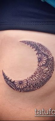 fotó a félhold tetoválásról (jelentése) - példa egy érdekes tetoválási tervre - 009