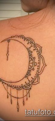 fotó a félhold tetoválásról (jelentése) - egy példa egy érdekes tetoválási tervre - 008