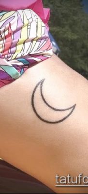 fotó a félhold tetoválásról (jelentése) - egy példa egy érdekes tetoválási tervre - 005