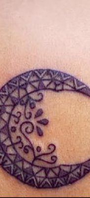 fotó a félhold tetoválásról (jelentése) - egy példa egy érdekes tetoválási tervre - 004