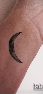 fotó a félhold tetoválásról (jelentése) - egy példa egy érdekes tetoválási tervre - 002