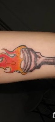 fotó egy dugattyús tetoválásról, 2018. 03. 02. №007 - tetoválódugattyú -