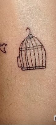 fotó madár- és ketrec tetoválásról, kelt 2017.06.08. №076 - Tetovált madár és ketrec_