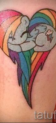 Szuper példa a szivárványos tetoválásra egy fényképen - a szivárványminta értelmezéséről a tetoválásban