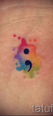 A szivárvány tetoválás érdekes változata egy fotón - egy cikkhez a szivárványminta értelmezéséről a tetoválásban