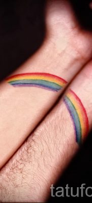 A szivárvány tetoválás klassz példája a fotón - a szivárvány tetoválásba történő rajzolásának történetéhez