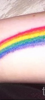 A szivárvány tetoválás szokatlan változata a fotón - egy cikk a szivárványminta jelentéséről a tetoválásban