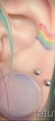Szokatlan példa a szivárvány tetoválásra egy fotón - egy cikkhez, amely a szivárványrajz jelentését jelenti a tetoválásban