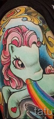 Szuper példa a szivárványos tetoválásra egy fotón - publikációra a szivárványrajz jelentéséről a tetoválásban