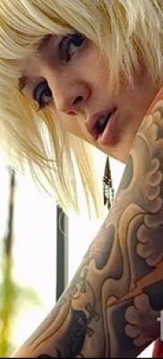 A szivárvány tetoválás klassz példája a fotón - egy cikk a szivárvány tetoválásba történő rajzolásának történetéről