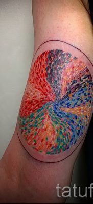 A szivárvány tetoválás eredeti változata a fotón - publikációra a szivárvány tetoválásba történő rajzolásának történetéről
