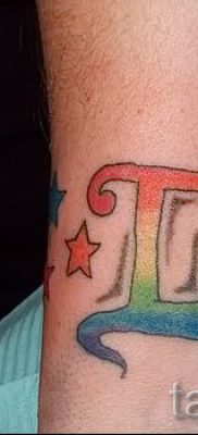 A szivárvány tetoválás érdekes változata a fotón - a szivárványrajz jelentésének anyagához a tetoválásban
