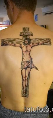 Példa egy tetoválásra, feszülettel az ember hátán - fotó opció