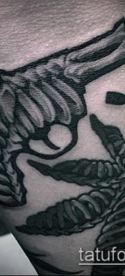 Fénykép egy revolver tetoválásról (jelentése) - példa egy érdekes tetoválási tervre - 056