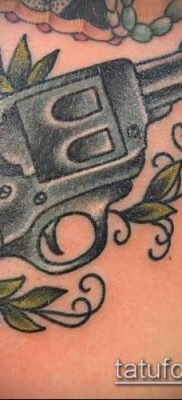Fotó egy revolver tetoválásról (jelentése) - egy példa egy érdekes tetoválási rajzra - 055