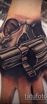 Fotó egy revolver tetoválásról (jelentése) - egy példa egy érdekes tetoválási rajzra - 054