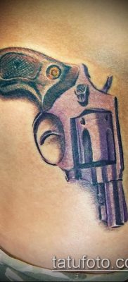 Fotó egy revolver tetoválásról (jelentése) - egy példa egy érdekes tetoválási rajzra - 052