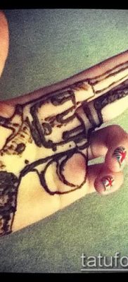 Fotó egy revolver tetoválásról (jelentése) - egy példa egy érdekes tetoválási tervre - 051