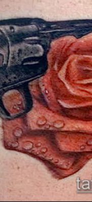 Fénykép egy revolver tetoválásról (jelentése) - példa egy érdekes tetoválási tervre - 050