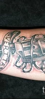 Fotó egy revolver tetoválásról (jelentése) - példa egy érdekes tetoválási rajzra - 049