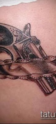 Fotó egy revolver tetoválásról (jelentése) - példa egy érdekes tetoválási rajzra - 048