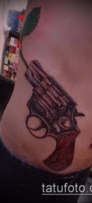 Fotó egy revolver tetoválásról (jelentése) - példa egy érdekes tetoválási rajzra - 045