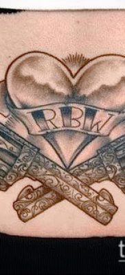 Fotó egy revolver tetoválásról (jelentése) - példa egy érdekes tetoválási rajzra - 044