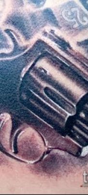 Fotó egy revolver tetoválásról (jelentése) - egy példa egy érdekes tetoválásrajzra - 043