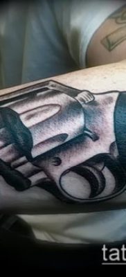 Fotó egy revolver tetoválásról (jelentése) - egy példa egy érdekes tetoválási rajzra - 042